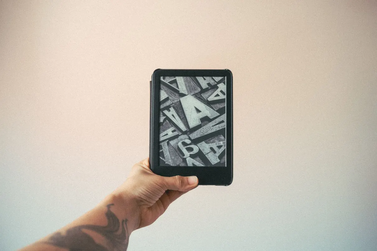 E-Reader vs Tablet for Reading: Which One Should You Buy in 2025?